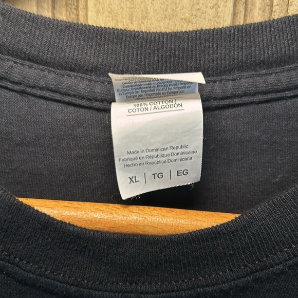 No One Fights Alone - Breast Cancer awareness Tee shirt - XL - Picture 3 of 7